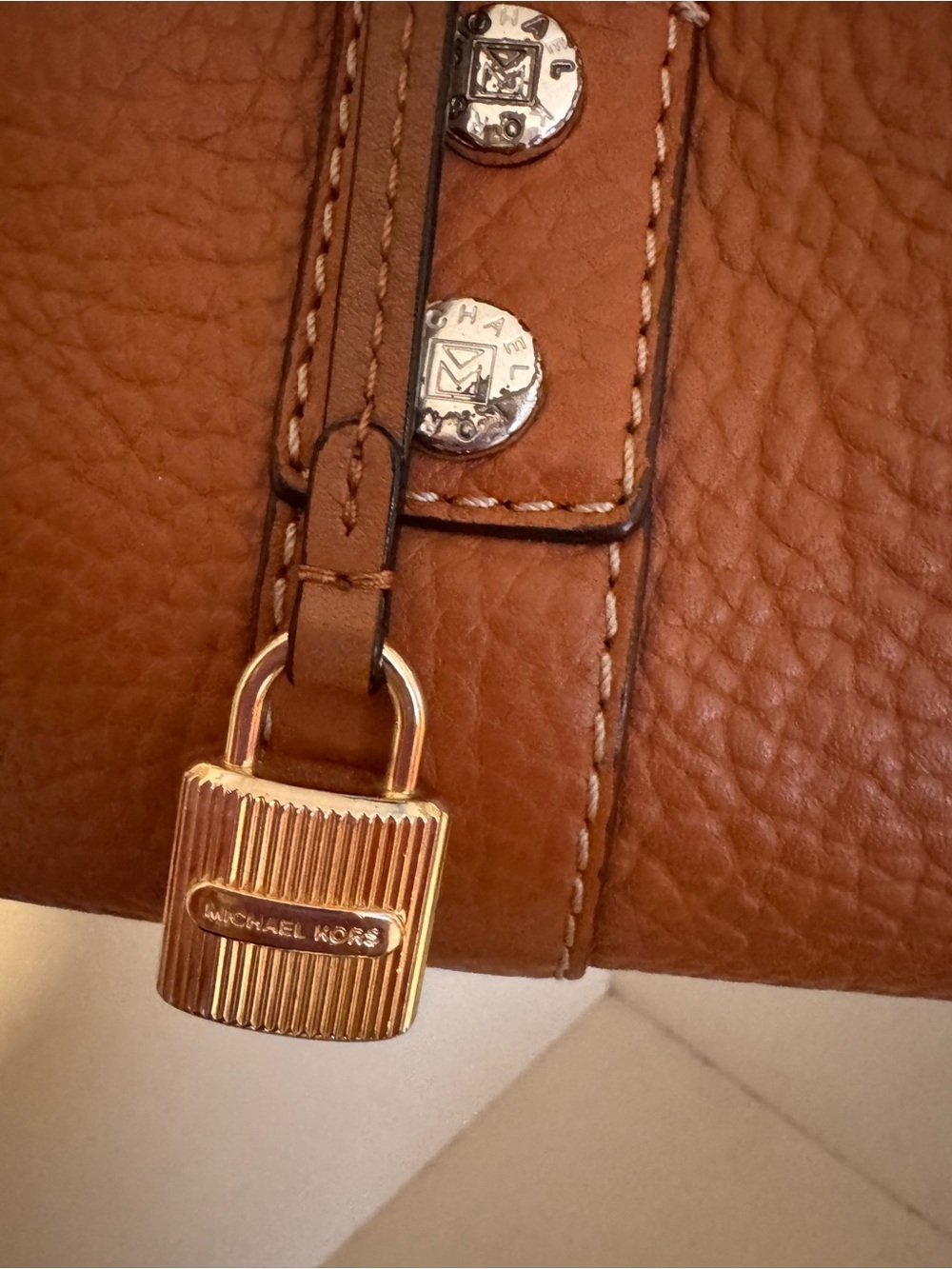 Michael Kors Classic Tan Leather Shoulder Bag - Picture 2 of 8